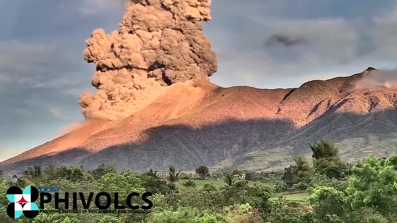 Timelapse shows Kanlaon Volcano erupting in the Philippines