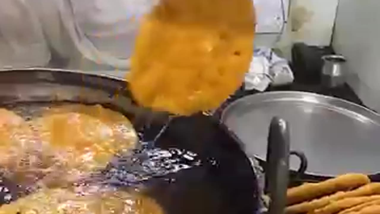 Giant Kachori Alert! Exploring India's Biggest Fried Snack Sensation 🇮🇳