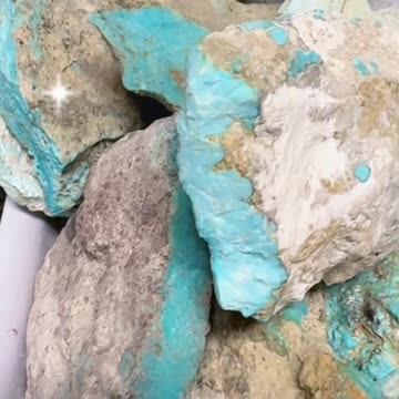 Natural turquoise|Serenely blue on fingertips