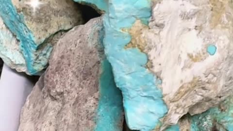 Natural turquoise|Serenely blue on fingertips