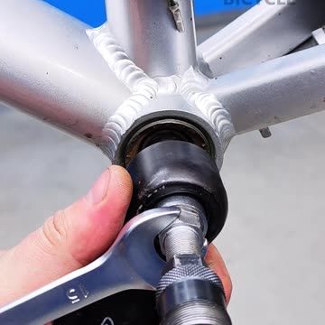 The bike bottom bracket must be well lubricated before installation.