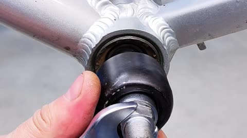 The bike bottom bracket must be well lubricated before installation.