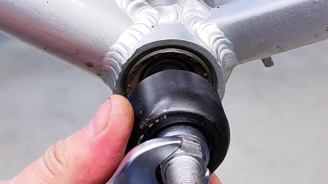 The bike bottom bracket must be well lubricated before installation.