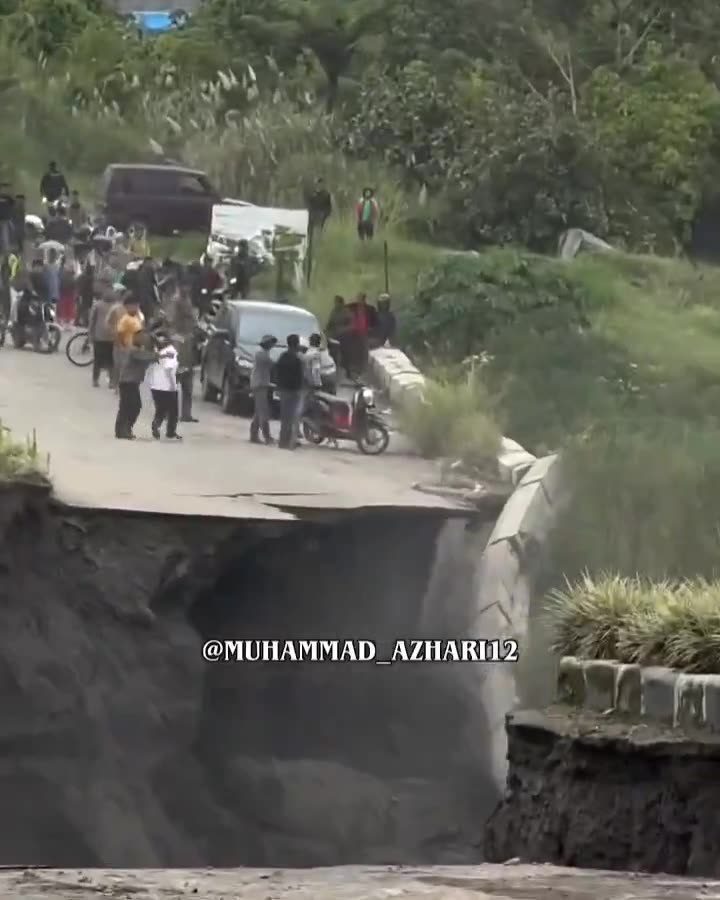 Surajit - A road in Indonesia has collapsed following intense flooding and land...
