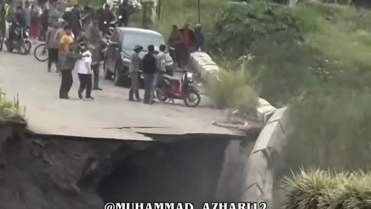 Surajit - A road in Indonesia has collapsed following intense flooding and land...