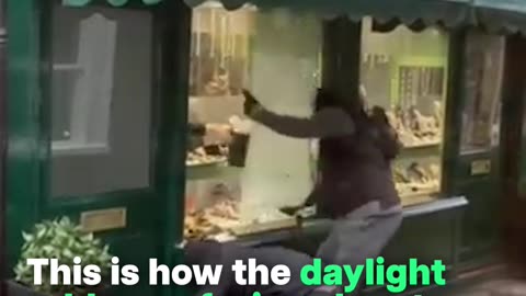 Jewelers fight back after masked thieves use a sledgehammer to rob their storefr