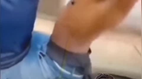 موتور فيه صابون وحسانة.. وحتى قرعة الزيت ولات كتبكي!! 😂🇲🇦"