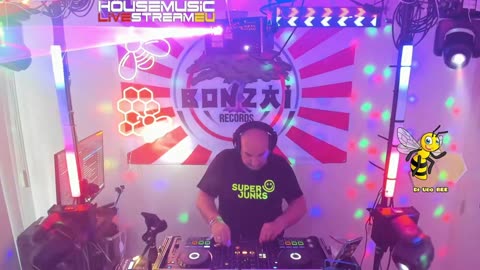 Udo Bee, mixing Houseclassics with 30 degrees in tha House