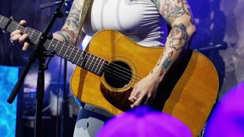 Ashley McBryde & Her Guitar Dinah Rock the Grand Ole Opry Stage - WorldEye