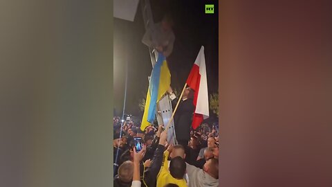Polish presidential candidate Grzegorz Braun yanks Ukrainian flag from town hall