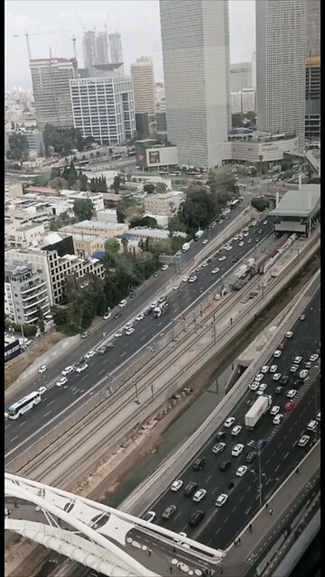Cars stop to the sound of the sirens on Holocaust Remembrance Day 2025