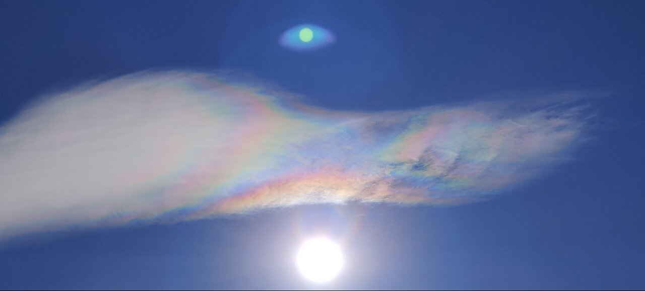 8.4.2025: Sun halo, weird clouds, halo color, white trails