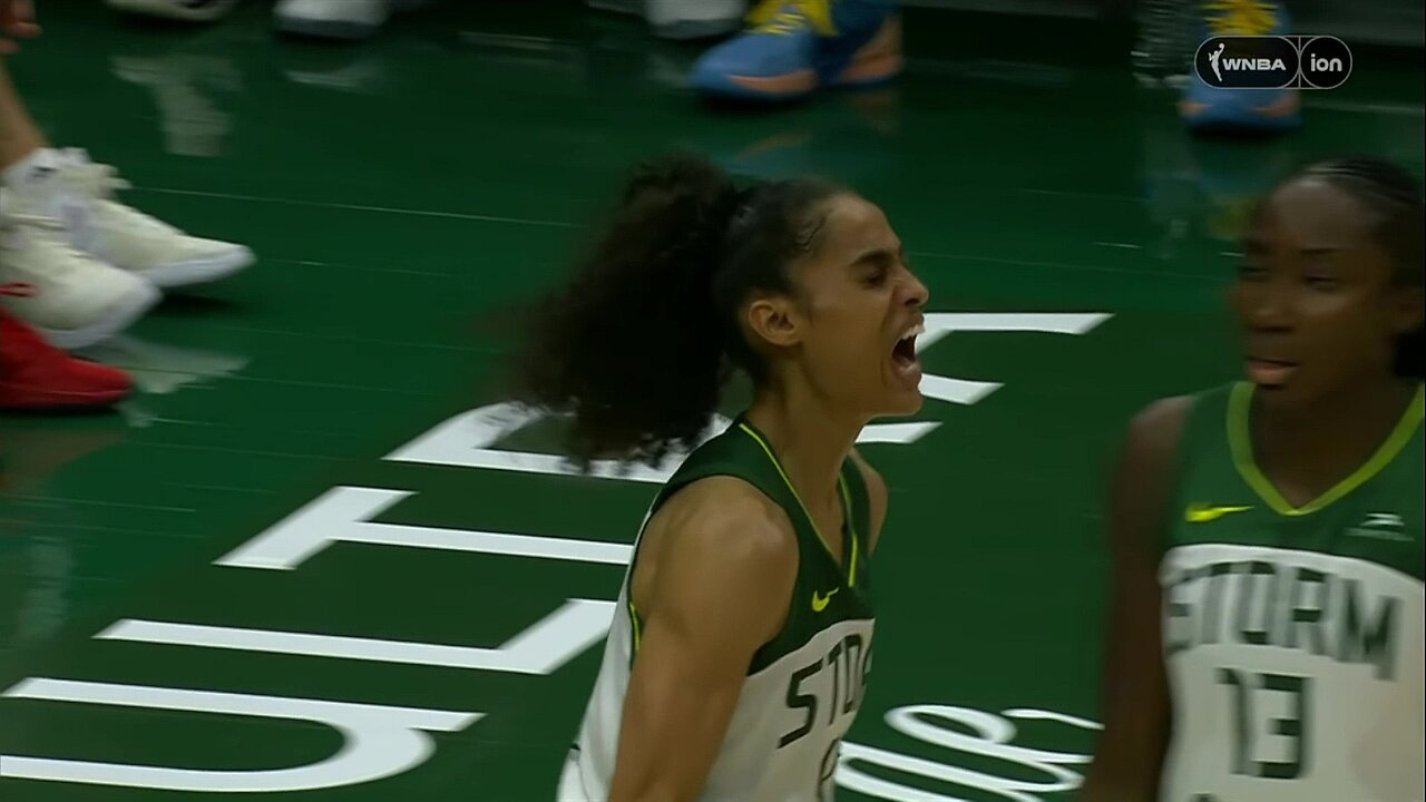 👀 Skylar Diggins CRASHES OUT at team for not hustling back after she picks up foul | WNBA basketball