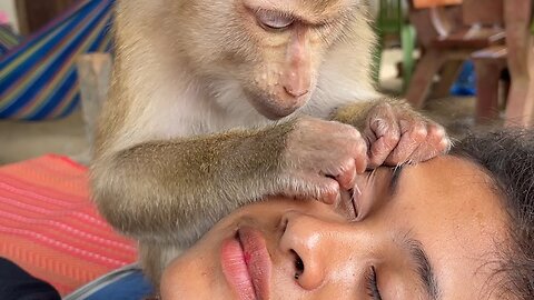 Amazing Zueii Grooming Eyebrow And Skin Care For Her Sister