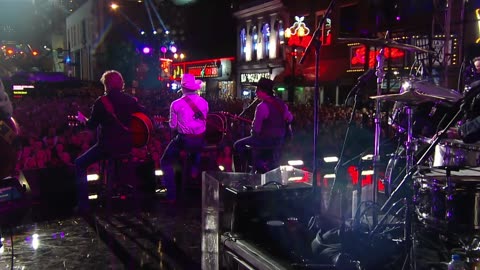 Brooks & Dunn, Cody Johnson Perform “Red Dirt Road” | CMT Crossroads