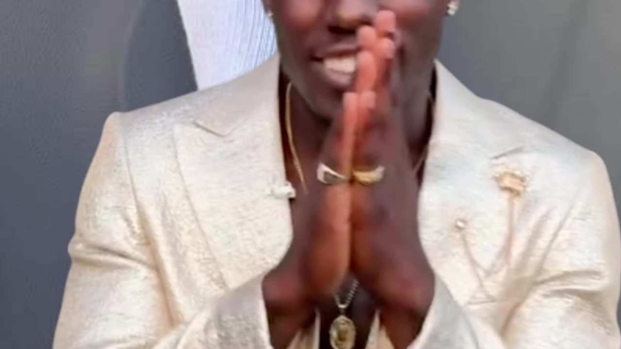 Fans Love Jamal Robert’s Humor & Positivity While Sharing Recovery Moments 💪😂 - WorldEye