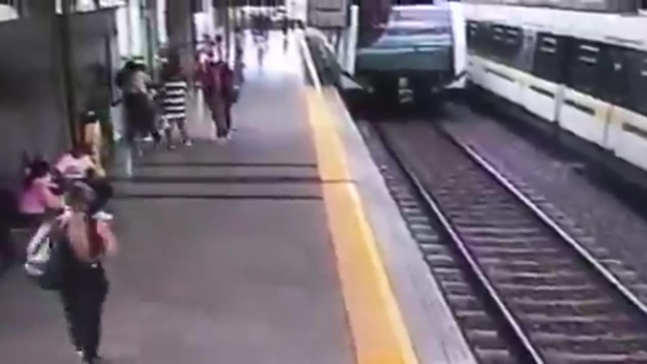 Auxiliar de Policía evitó tragedia en el metro de Medellín