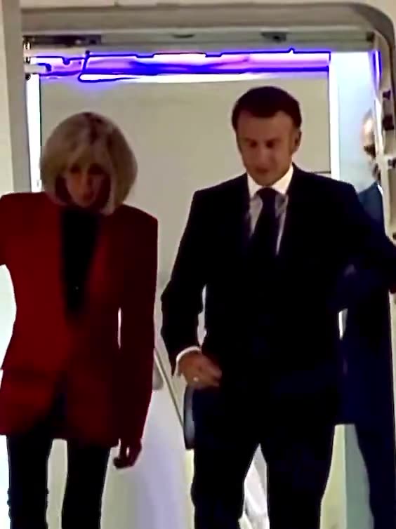 French President Macron gets slapped by his wife after she got angry with him live
