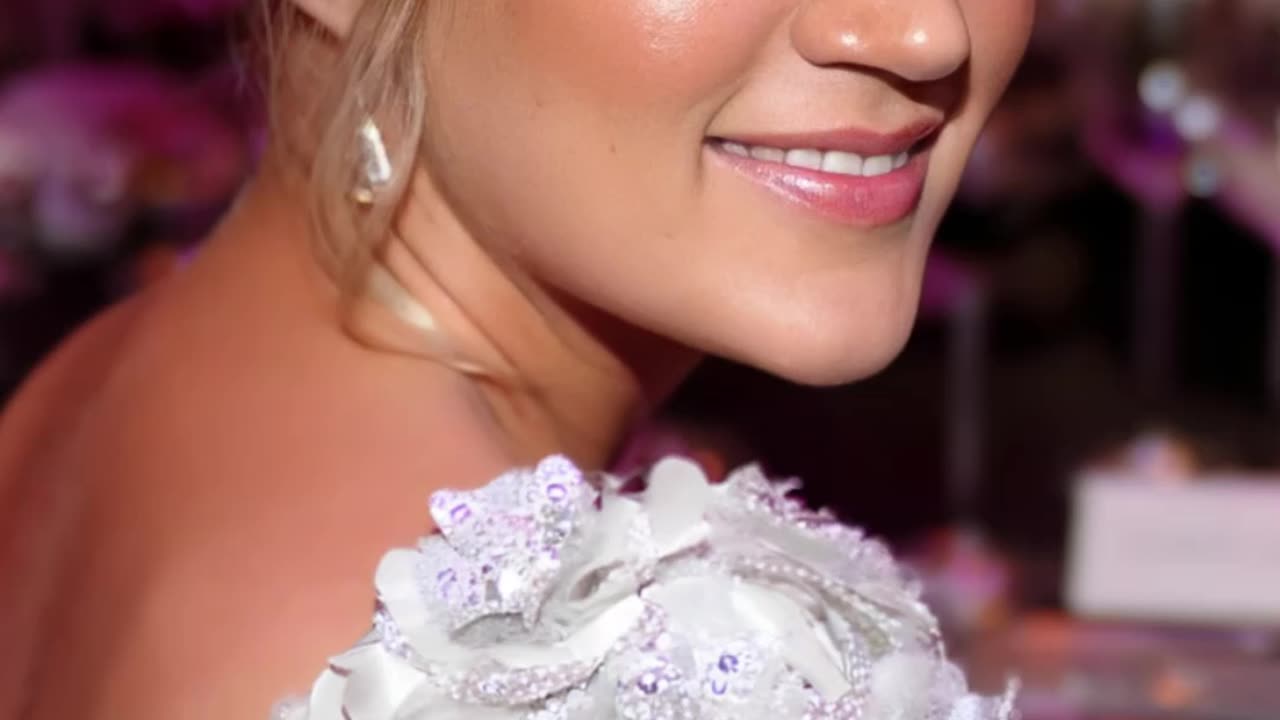 Carrie Underwood Motivates Fans with New fit52 Workout Routine