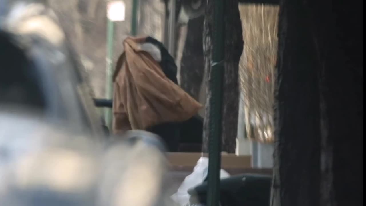 JE and girl enter car