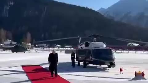 Trump arrived in Davos and nobody was there to receive him. Watch