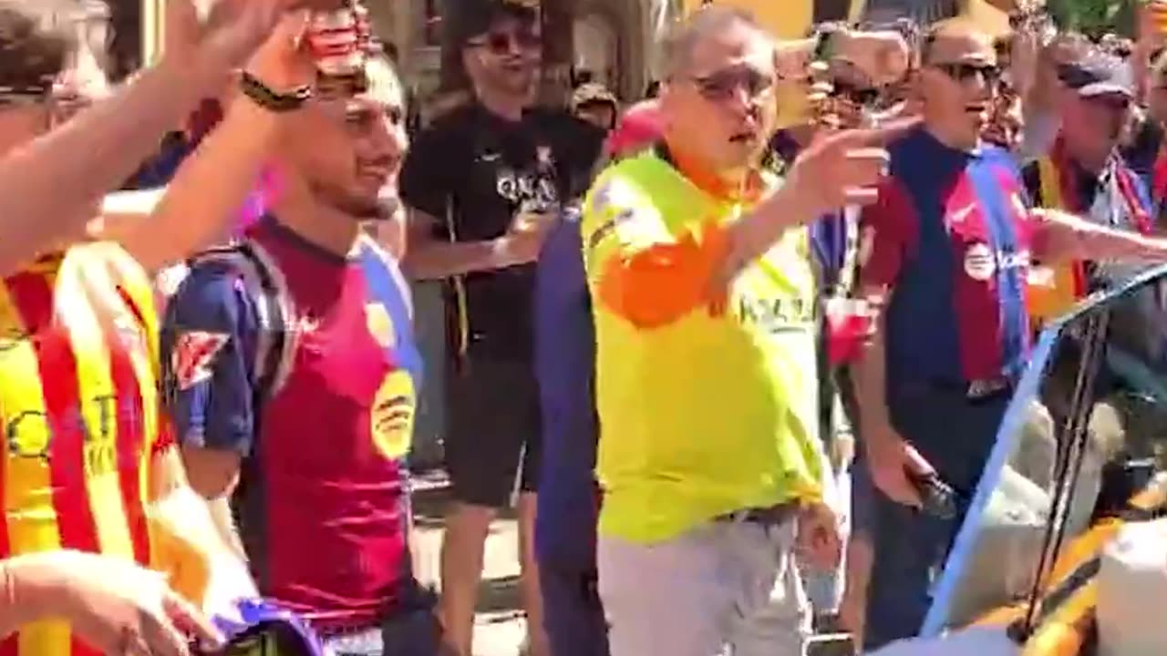 🚗🎉 ¡NOVIA IRRUMPE EN LA FIESTA DEL BARÇA! PASILLO DE HONOR INOLVIDABLE 🤣👰‍♀️