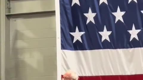 Bernie Sanders finds out Trump ordered bombing on Iran/Bernie Sanders se entera de bombardeo a Irán