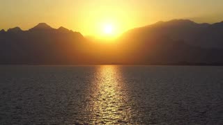 Peaceful Mountain Lake 🌄✨ | Calm Lake Views & Relaxing Water Sounds