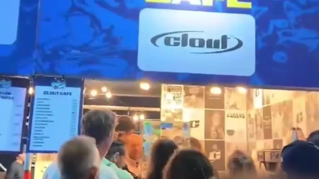 Una chica obsesionada con un canal de promociones de supermercado