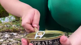 Turn an ordinary jar into a cozy lantern with nature's touch! 🕯