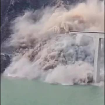 Hongqi bridge in China collapses