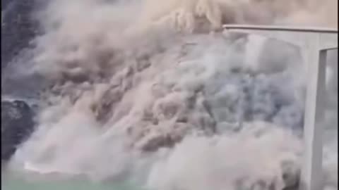 Hongqi bridge in China collapses