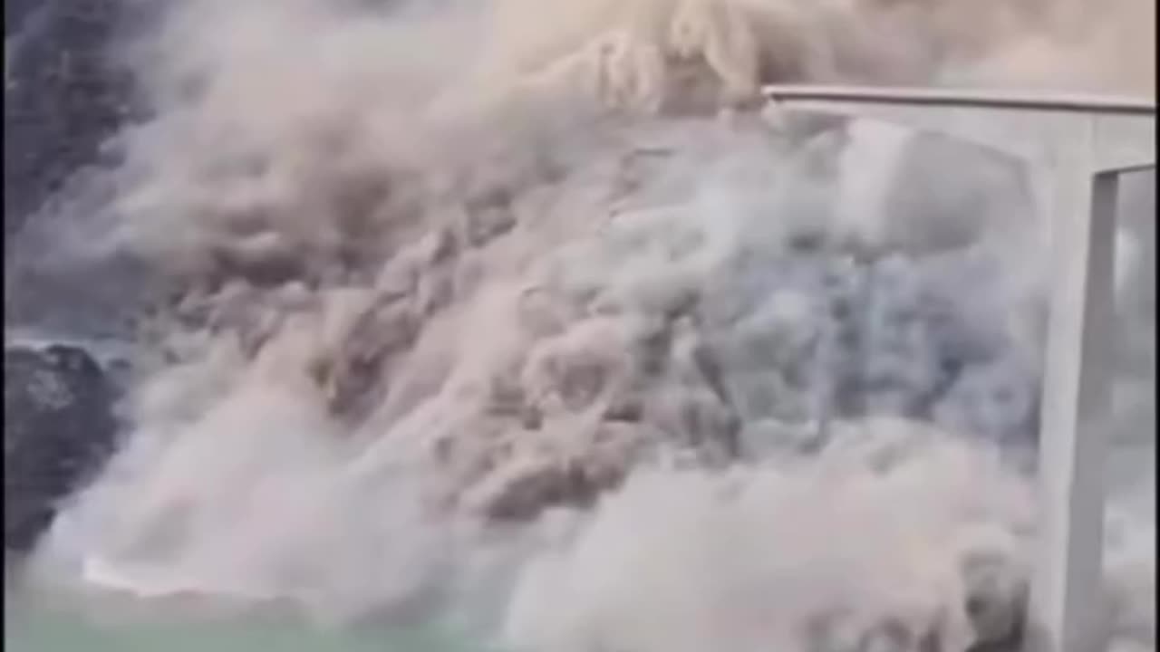 Hongqi bridge in China collapses