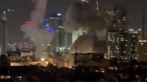 Shadow of Ezra - Absolutely wild footage shows Iranian missiles raining down on Tel Av...