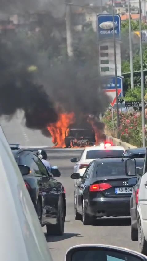 Makina përfshihet nga flakët pranë rrugës për në TEG