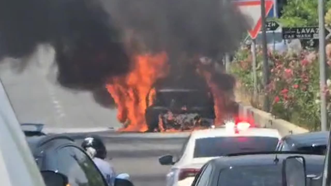 Makina përfshihet nga flakët pranë rrugës për në TEG