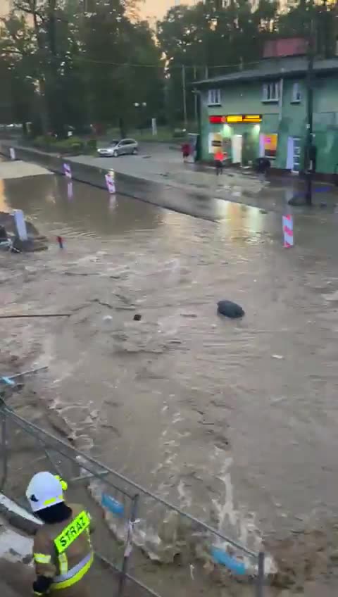 Miejscowość Pilchowice w powiecie gliwickim. Działania trwają.