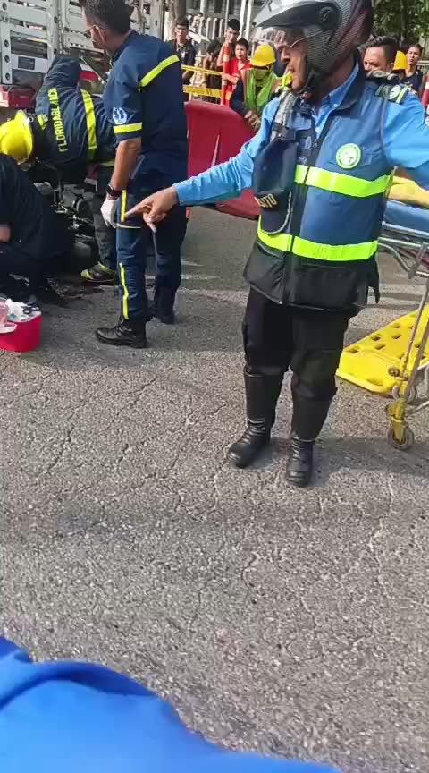 Video: Motociclista chocó contra un camión en Girón