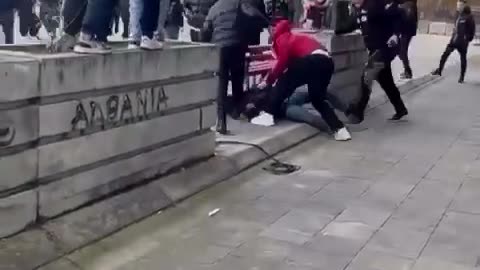 Grushte e shkelma, të miturit rrahin barbarisht bashkëmoshatarin e tyre, ngjarja në Tiranë