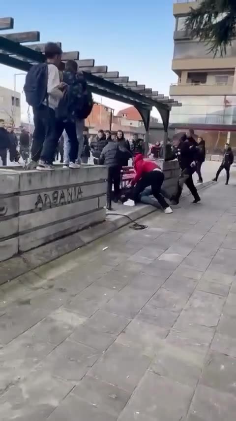 Grushte e shkelma, të miturit rrahin barbarisht bashkëmoshatarin e tyre, ngjarja në Tiranë