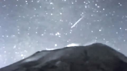 Un moment magnifique capturé ! Un OVNI plasma se matérialise