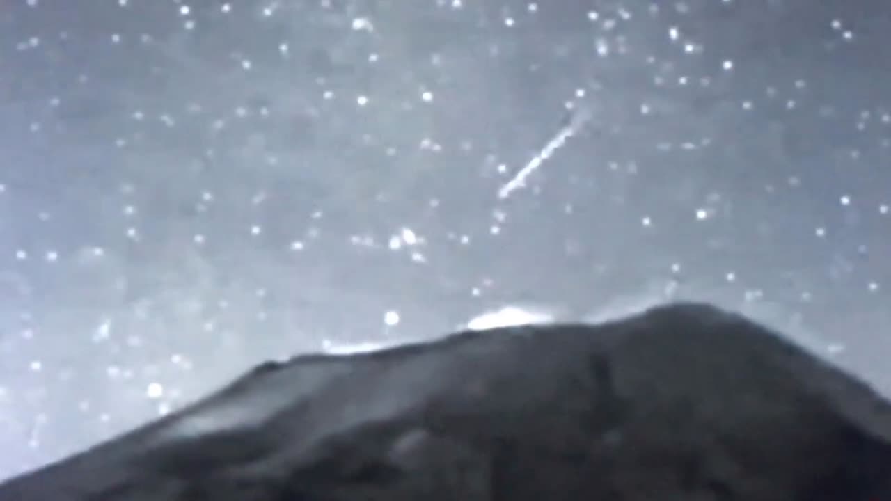 Un moment magnifique capturé ! Un OVNI plasma se matérialise