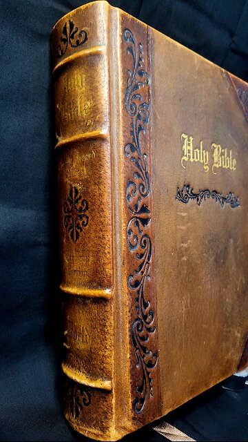 Found an Antique Style - Family Bible Deluxe Edition World Bible Publishers KJV 2005 #915collectors