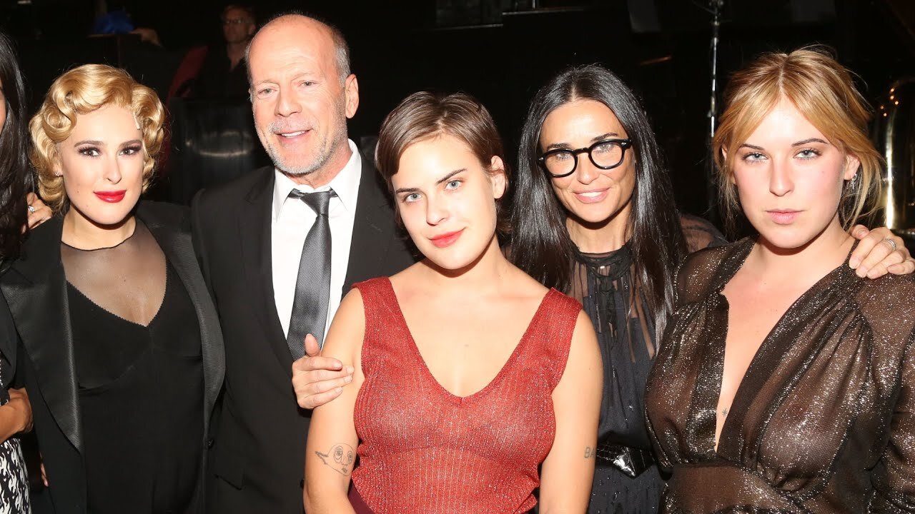 Bruce Willis and Demi Moores Adult Daughters Still Take Baths Together