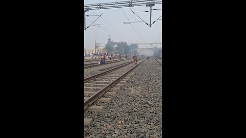 हर मौसम में हमारे बिहार के मज़दूर राजधानी पटना के लिए खड़े रहते है। वो भी लटक के।