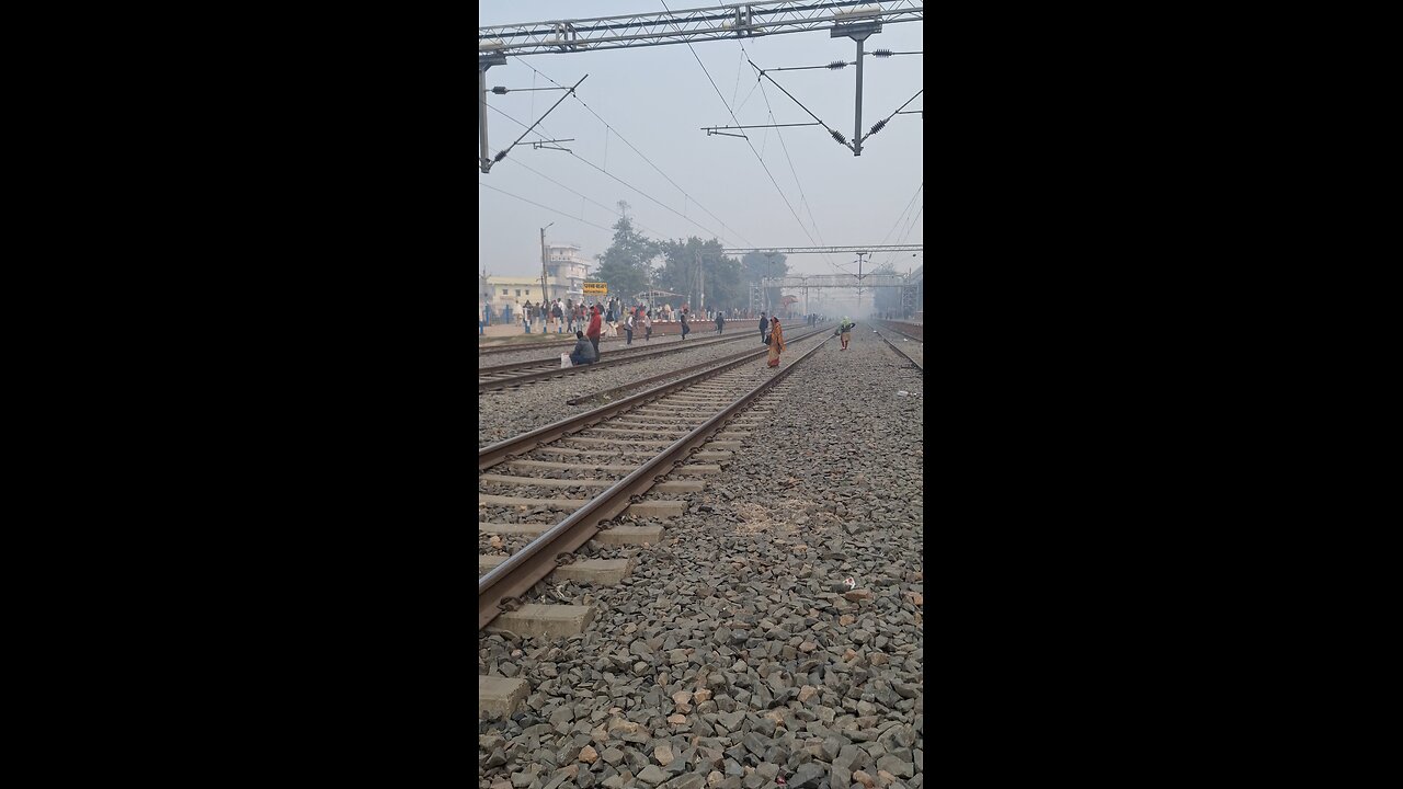 हर मौसम में हमारे बिहार के मज़दूर राजधानी पटना के लिए खड़े रहते है। वो भी लटक के।