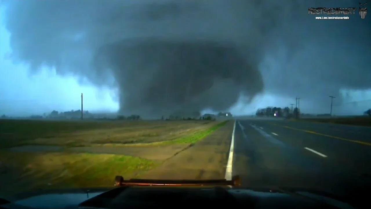Une puissante tornade frappe Lake City, Arkansas