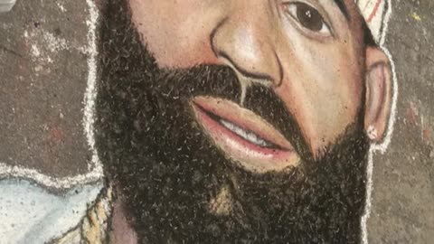 CHICO DIBUJA ARCÁNGEL CON TIZAS SOBRE EL ASFALTO. 🖌️🙏🎨 DIBUJO DE ARCÁNGEL LA MARAVILLA AUSTIN SANTO