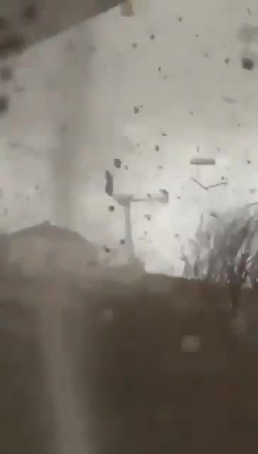 Tornado në veri të Parisit, humb jetën një person