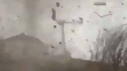 Tornado në veri të Parisit, humb jetën një person